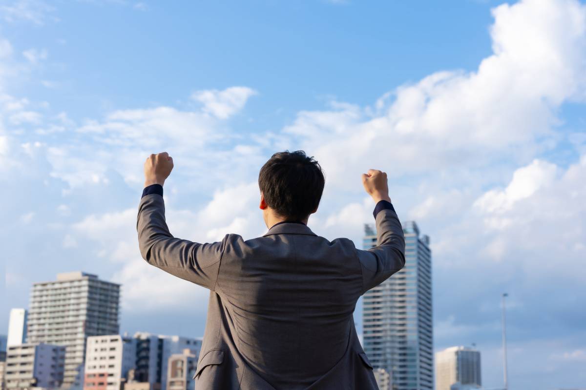 ガッツポーズする人