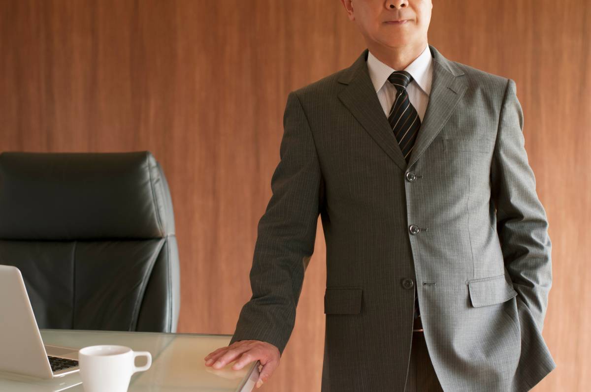 机に手をつく人