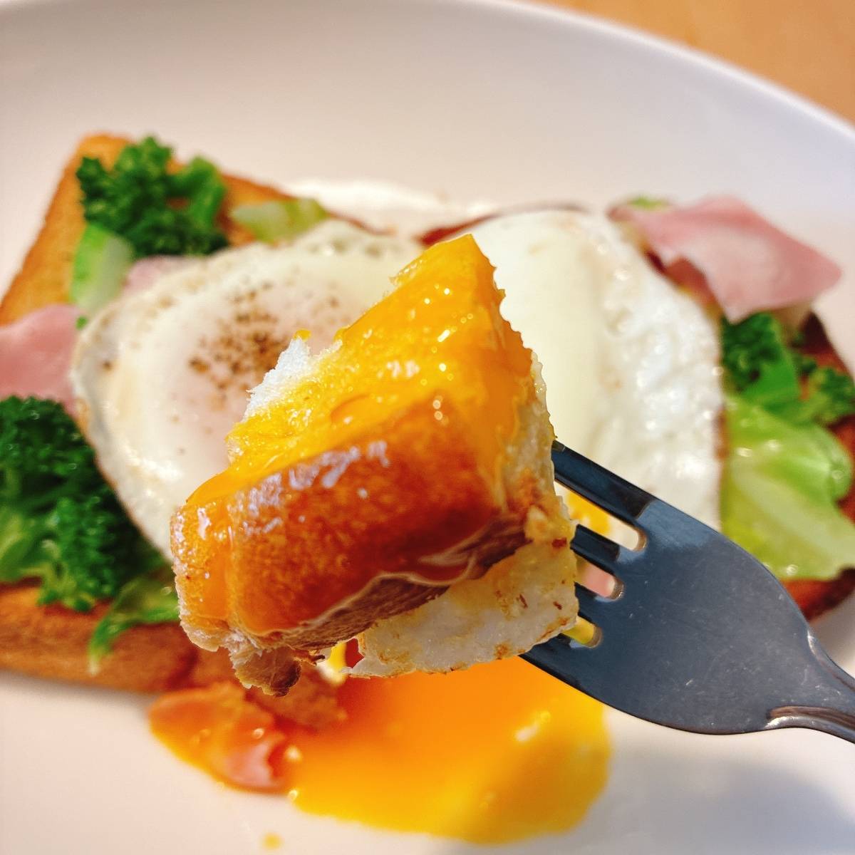 パスコ公式の「グリーン野菜と目玉焼きのオープンサンド」のレシピ