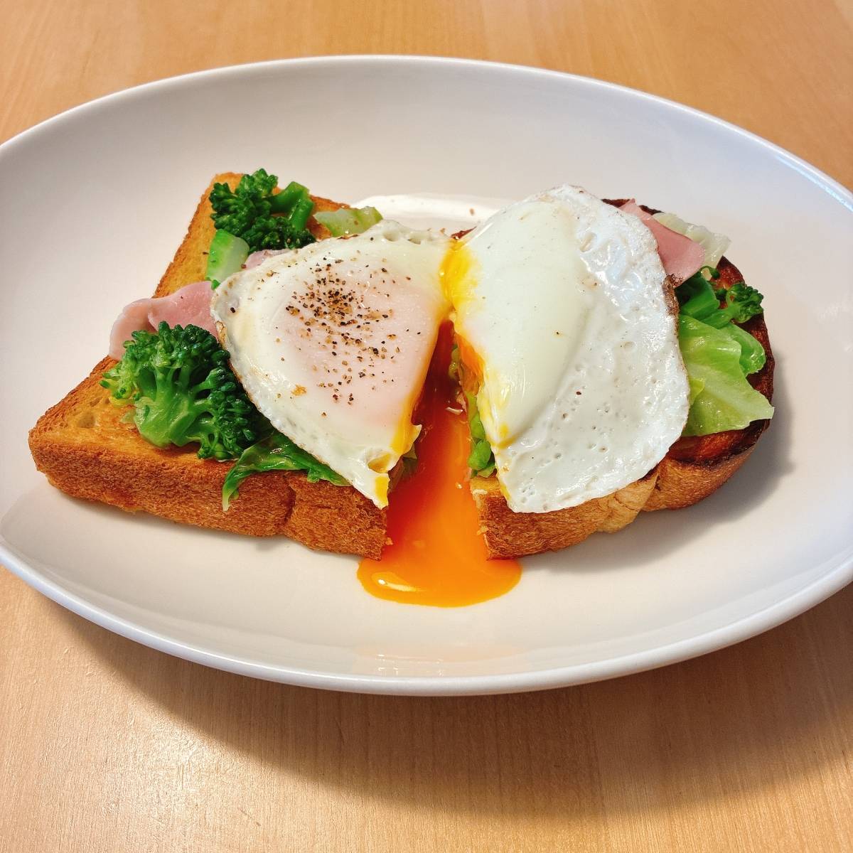 パスコ公式の「グリーン野菜と目玉焼きのオープンサンド」のレシピ