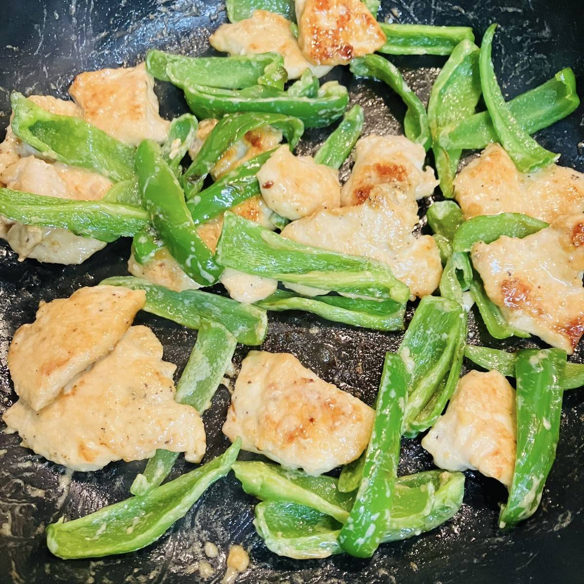 JAグループ公式の「ピーマンとチキンのマヨネーズ炒め（ピーマヨ♪）」のレシピ