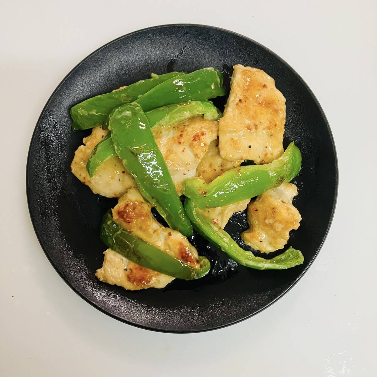 JAグループ公式の「ピーマンとチキンのマヨネーズ炒め（ピーマヨ♪）」のレシピ