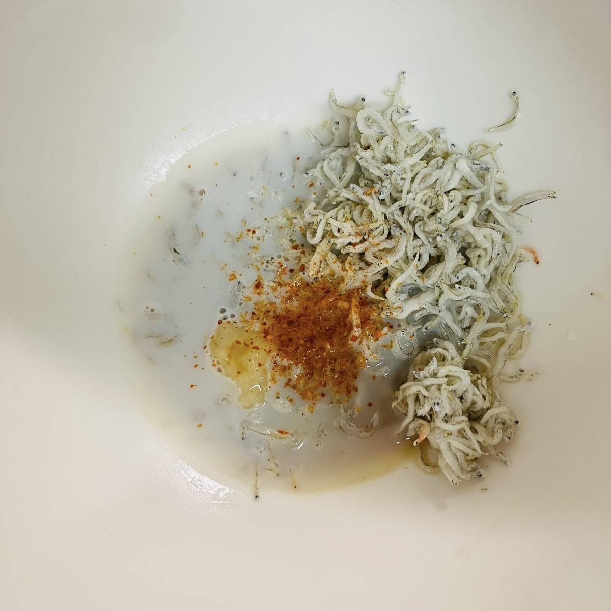 テーブルマーク公式の「レンジ１回で！ペペカルボうどん」のレシピ