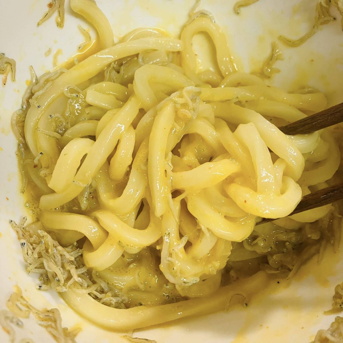 テーブルマーク公式の「レンジ１回で！ペペカルボうどん」のレシピ