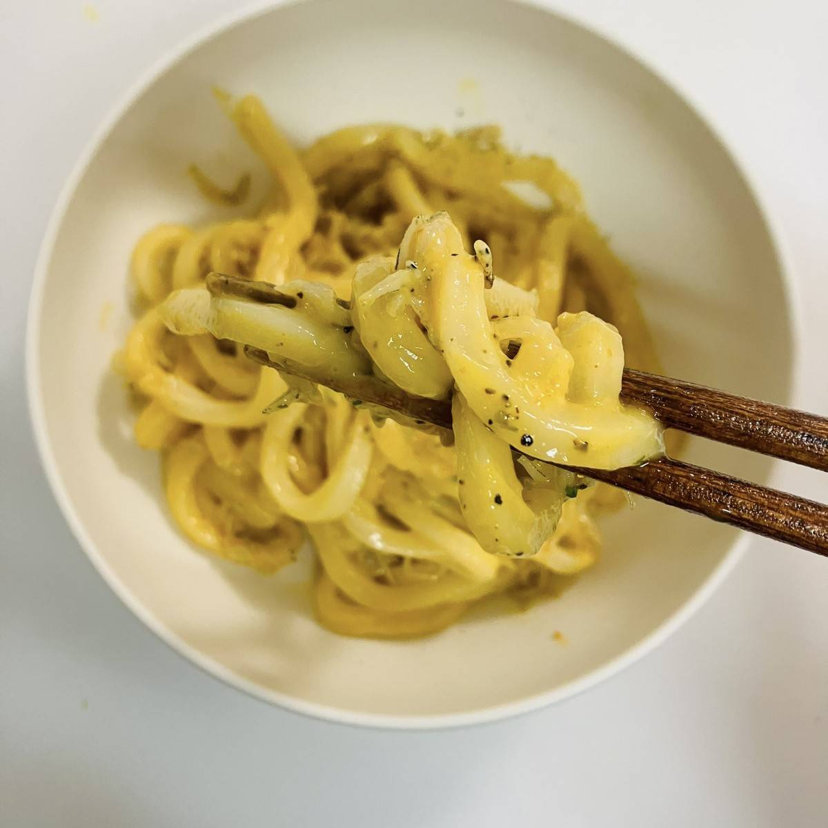 テーブルマーク公式の「レンジ１回で！ペペカルボうどん」のレシピ