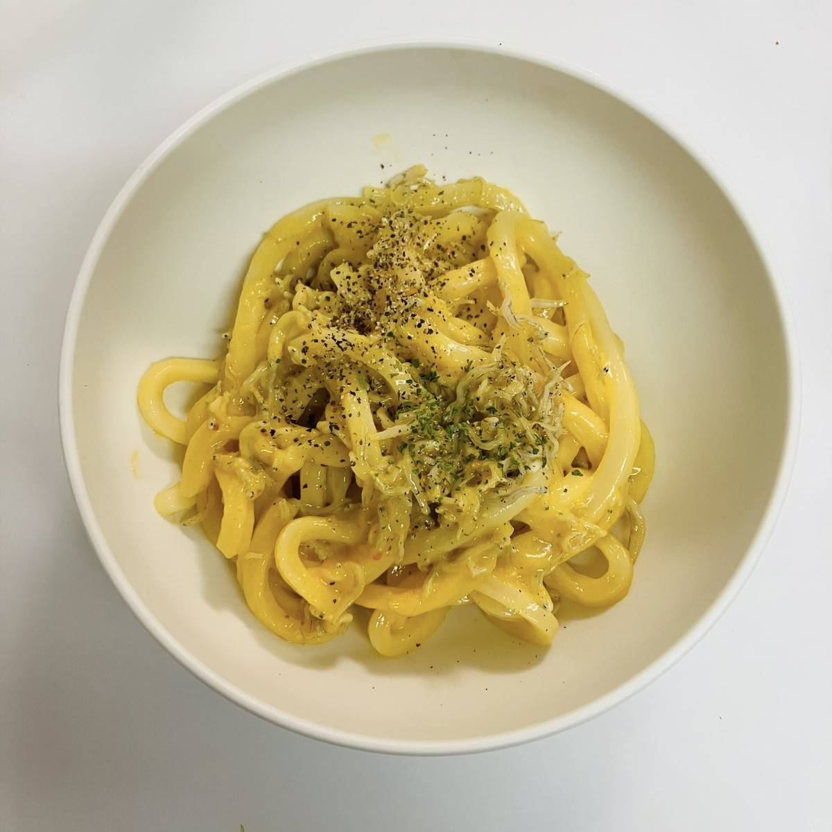 テーブルマーク公式の「レンジ１回で！ペペカルボうどん」のレシピ