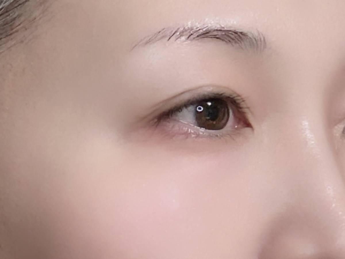 ALLIE アリィー クロノビューティ フラットスムースフィルターUV 日焼け止め兼化粧下地 UV下地 塗布後 筆者半顔