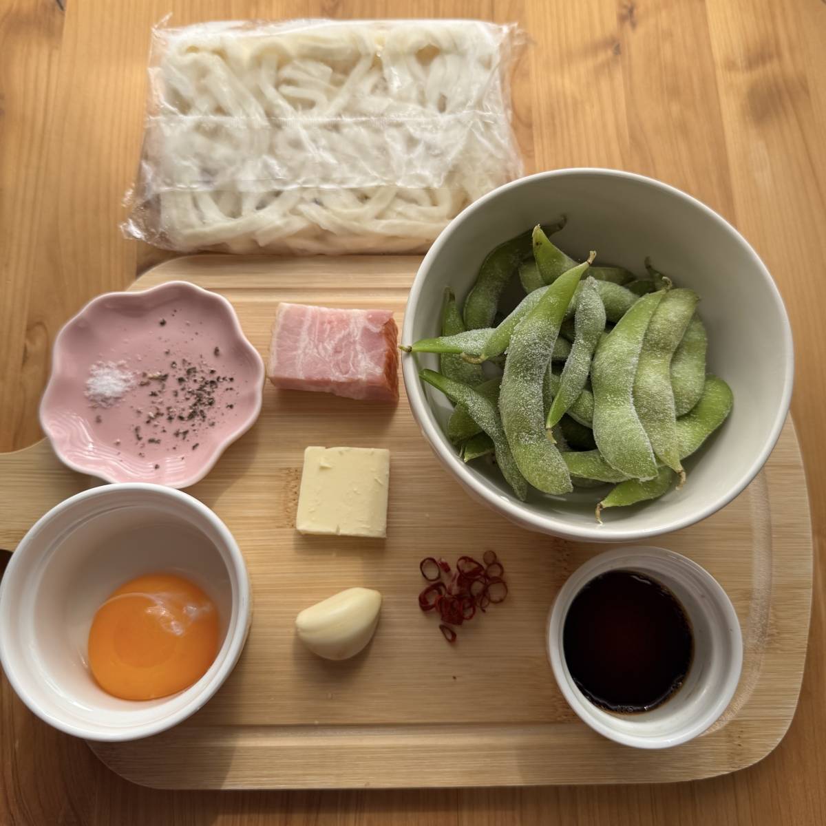 テーブルマーク公式の「枝豆のガーリック焼きうどん」のレシピ