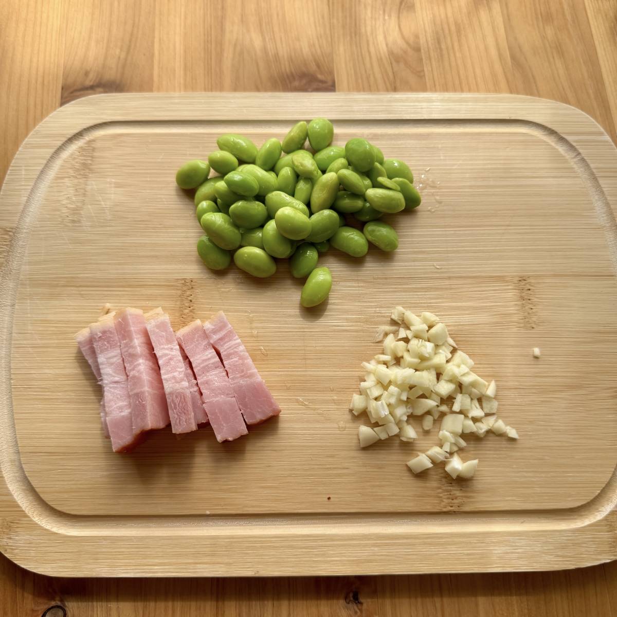 テーブルマーク公式の「枝豆のガーリック焼きうどん」のレシピ