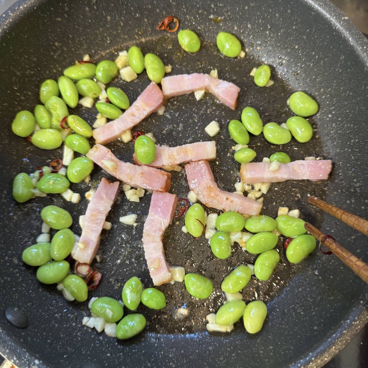 テーブルマーク公式の「枝豆のガーリック焼きうどん」のレシピ