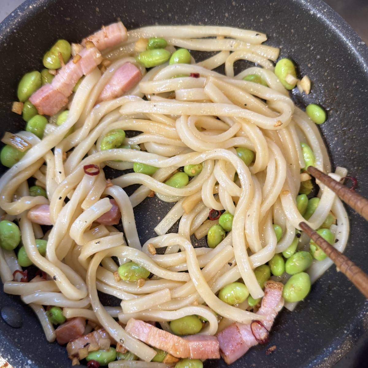 テーブルマーク公式の「枝豆のガーリック焼きうどん」のレシピ
