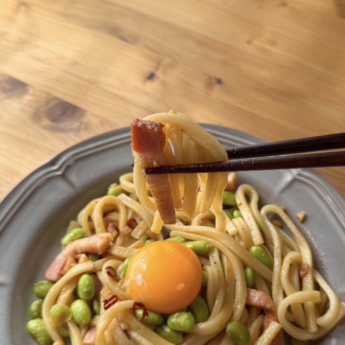 テーブルマーク公式の「枝豆のガーリック焼きうどん」のレシピ