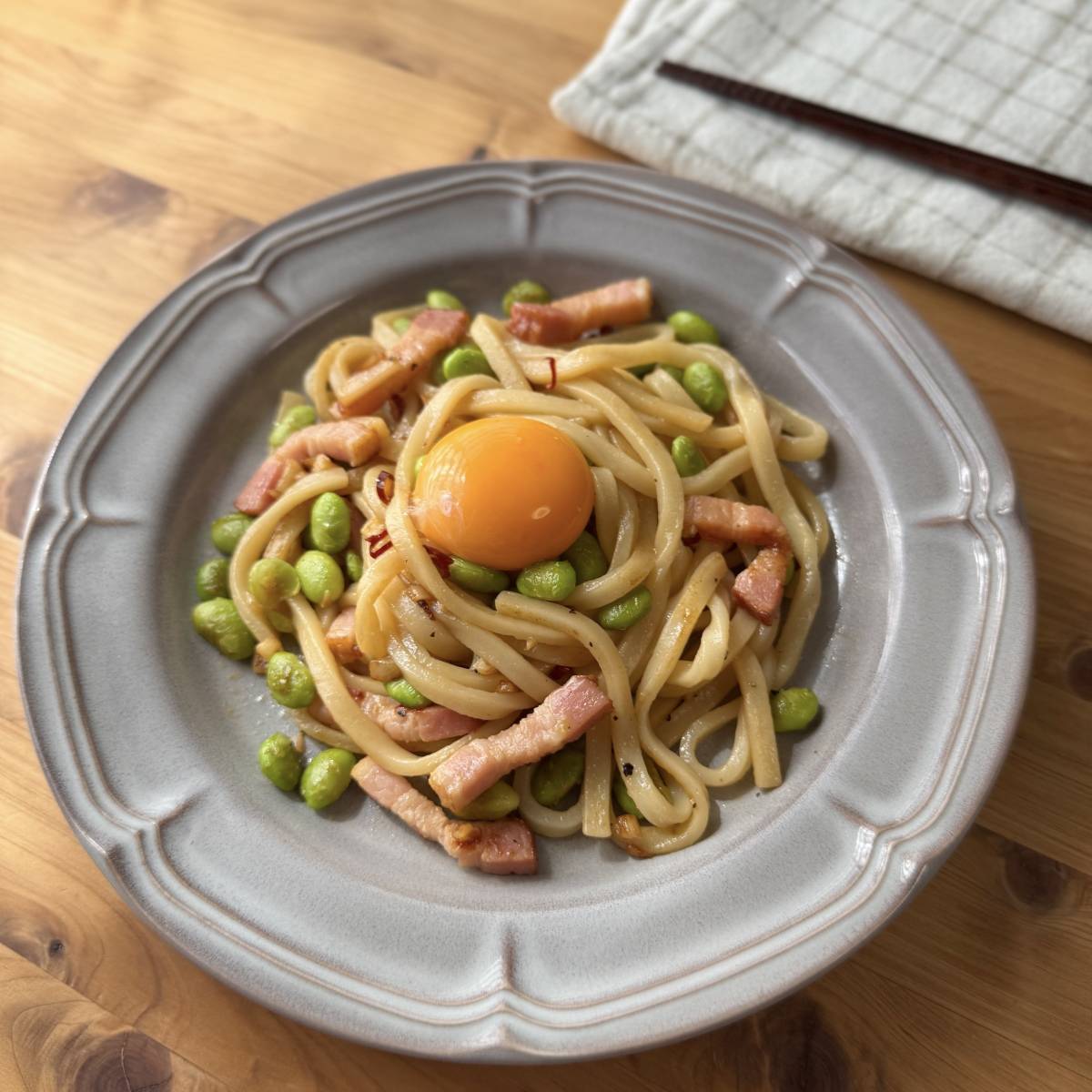 テーブルマーク公式の「枝豆のガーリック焼きうどん」のレシピ