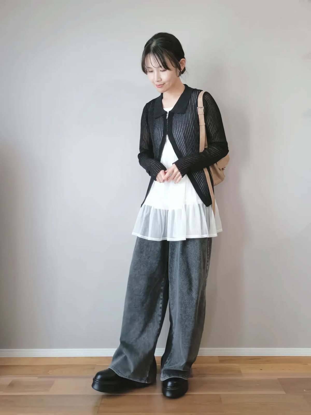 シアーカーディガン×キャミソールの重ね着が◎