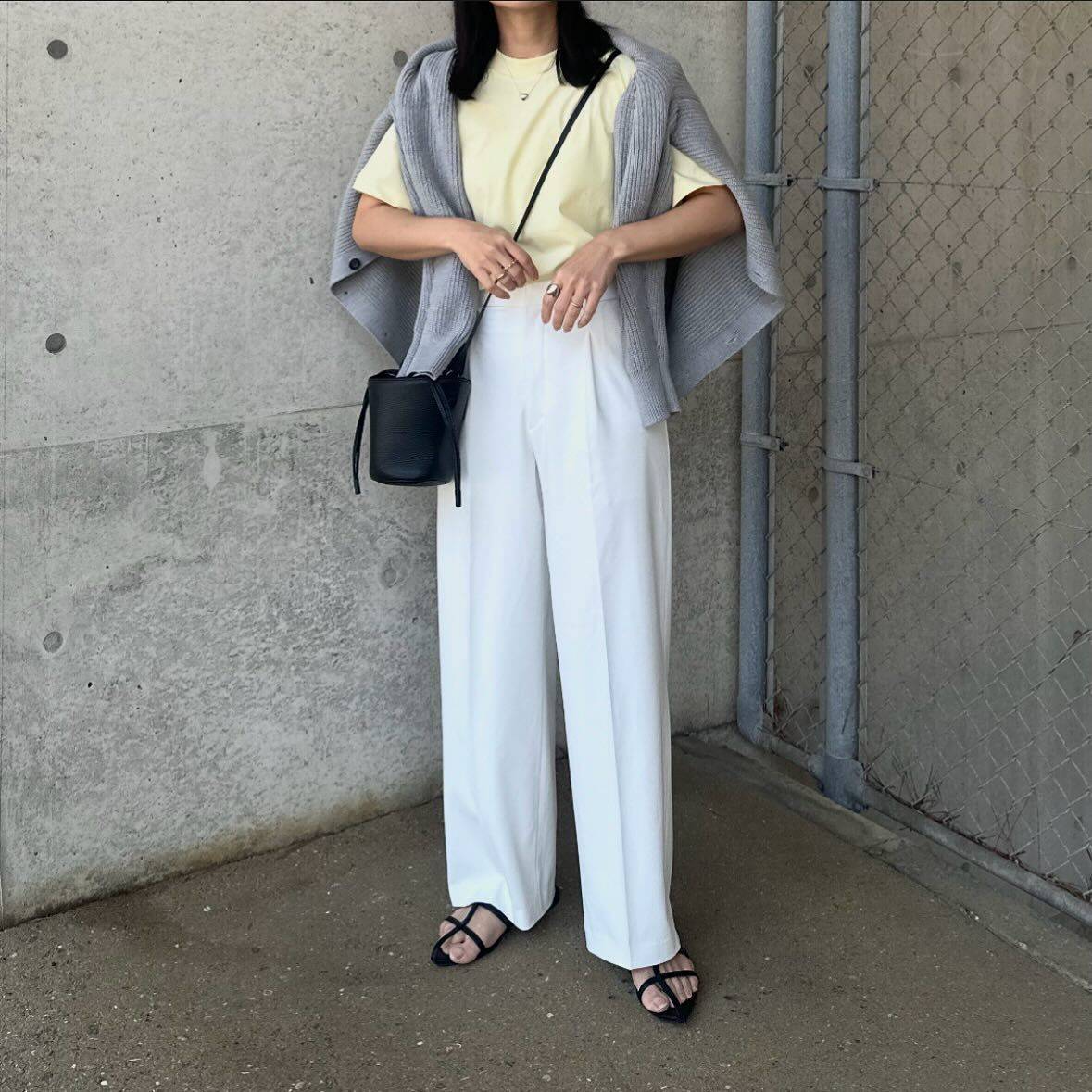 Tシャツの上に肩掛けする！