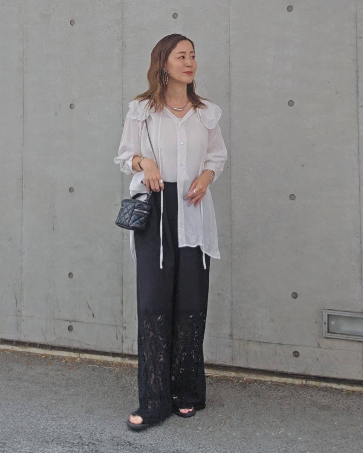 裾を片方だけパンツのウエストにタックインする！