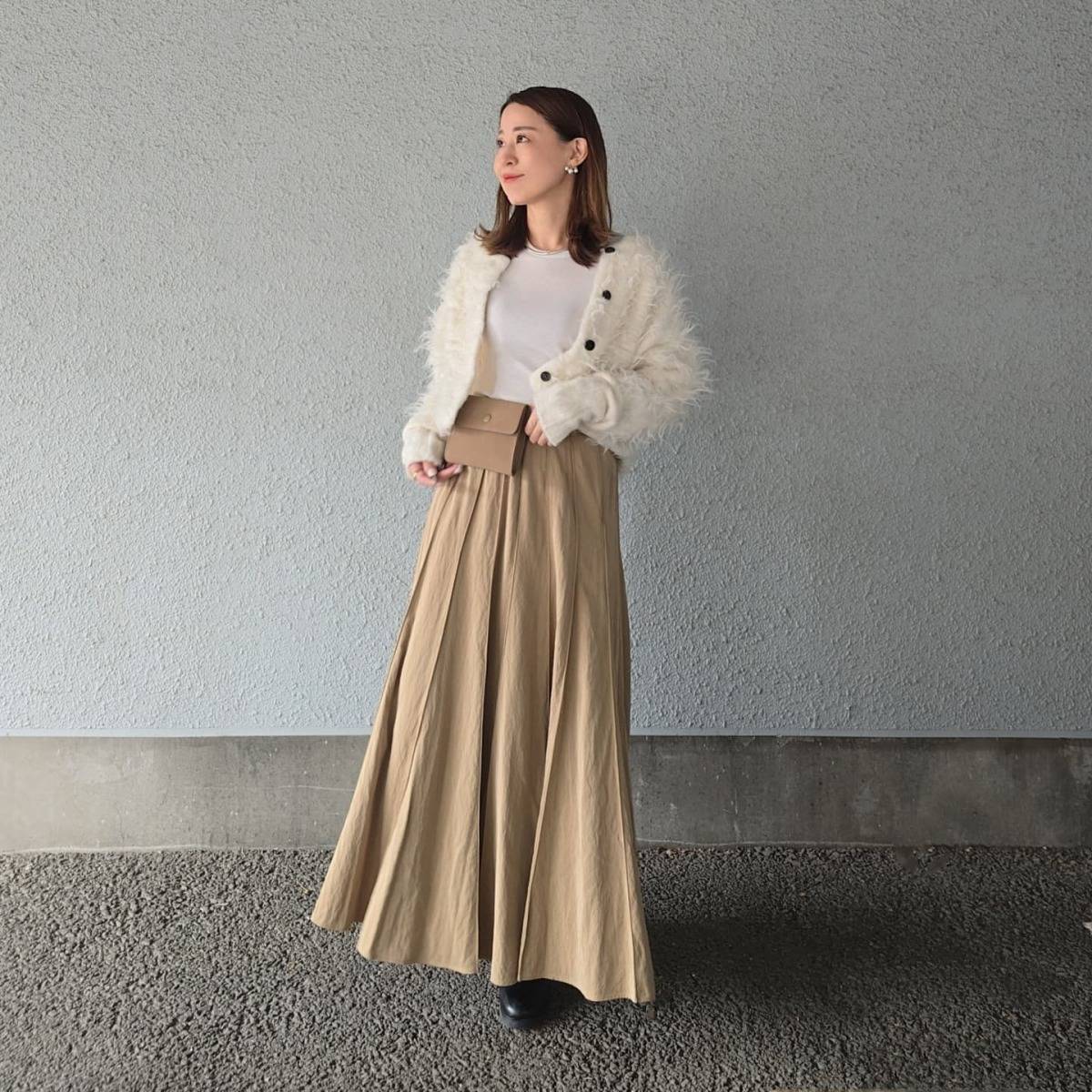 白×ベージュの淡色コーデ