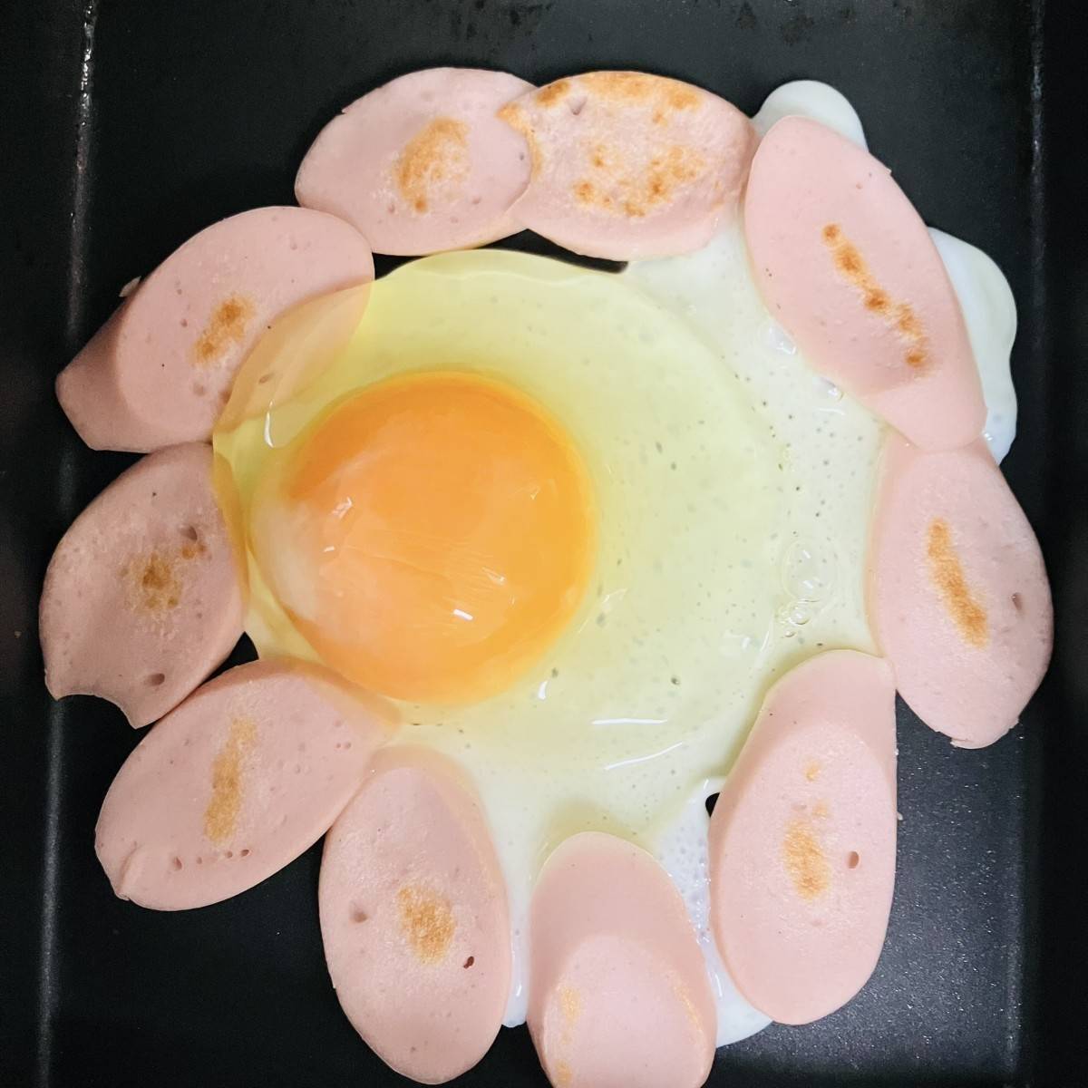 ニッスイ公式の「おさかなのソーセージと目玉焼きのみそ汁」のレシピ