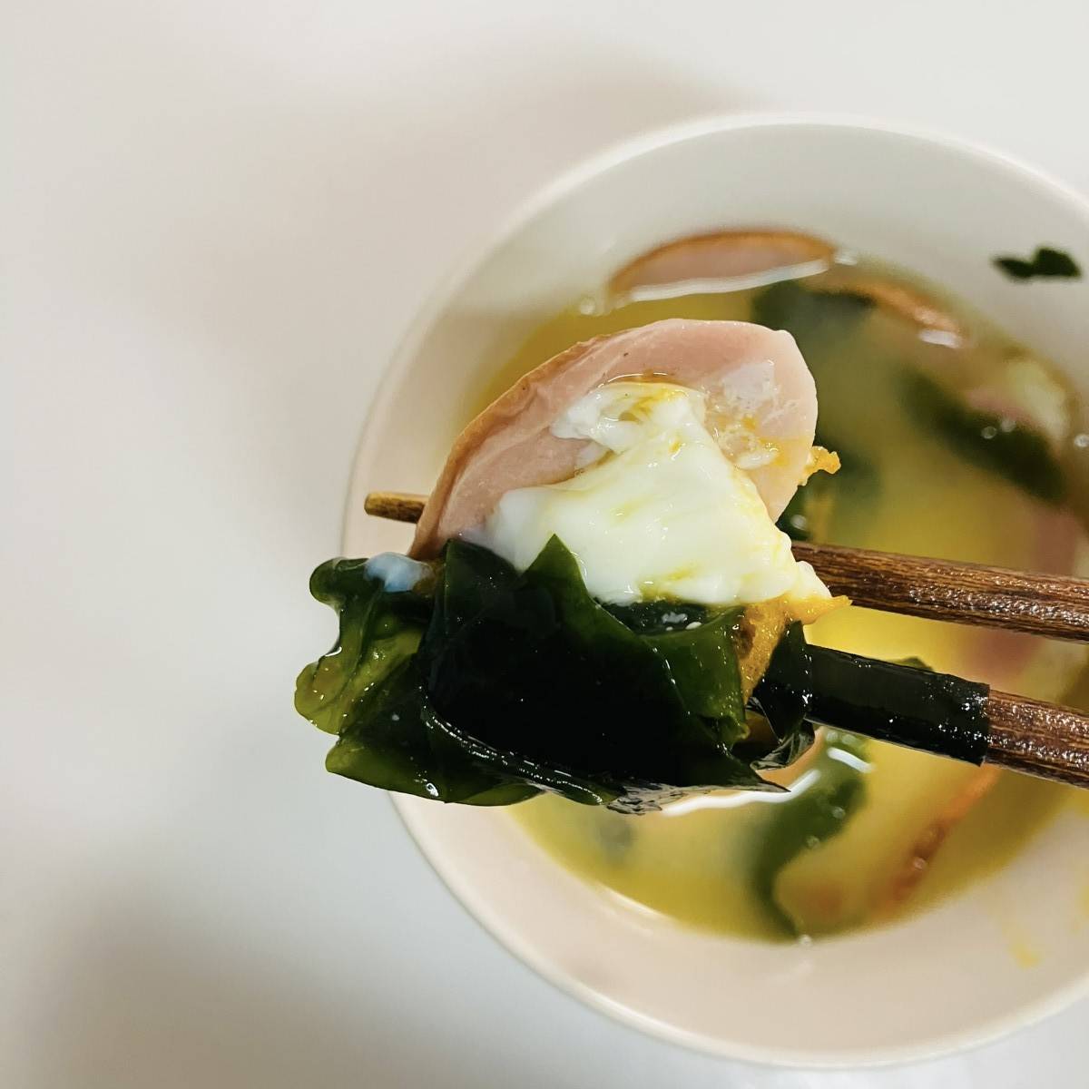 ニッスイ公式の「おさかなのソーセージと目玉焼きのみそ汁」のレシピ