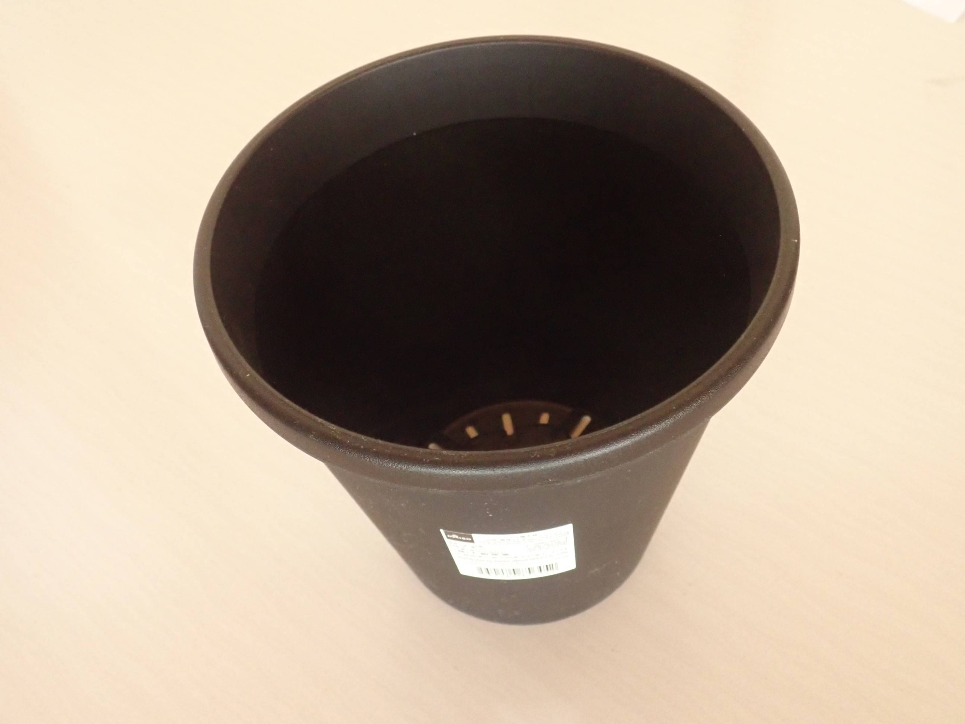 ダイソーのプラ植木鉢(6号、直径17.9cm、ブラック)
