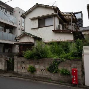 【ゾッとする怖い話】異様な祖母の家。遺品整理中に起きた恐怖体験