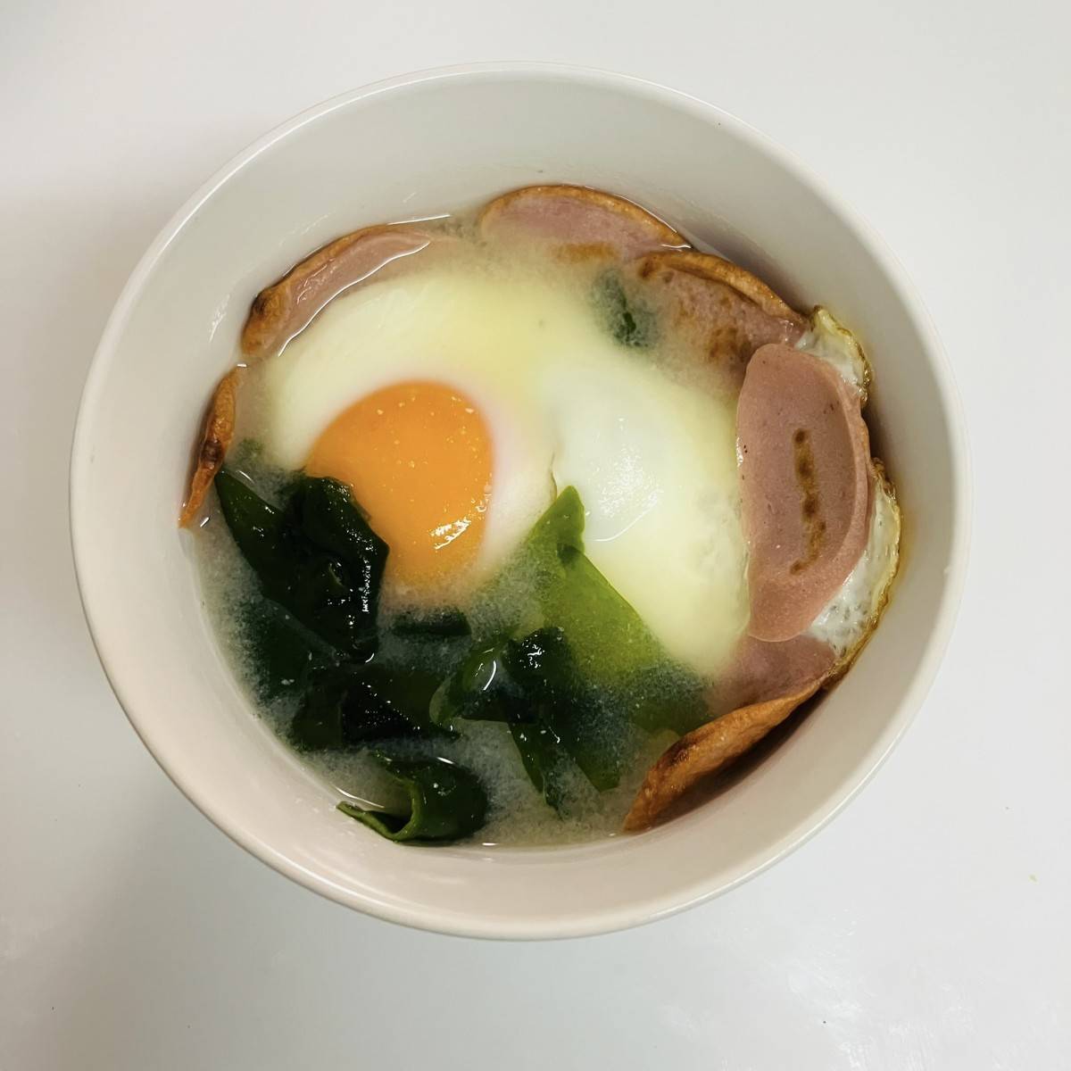 ニッスイ公式の「おさかなのソーセージと目玉焼きのみそ汁」のレシピ