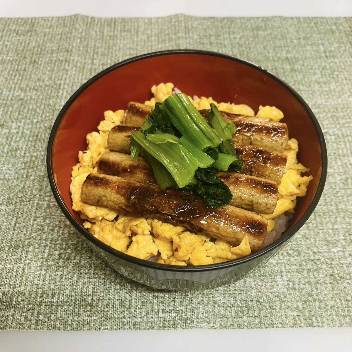JA全農公式の「お手軽ちくわのかば焼き丼」のレシピ