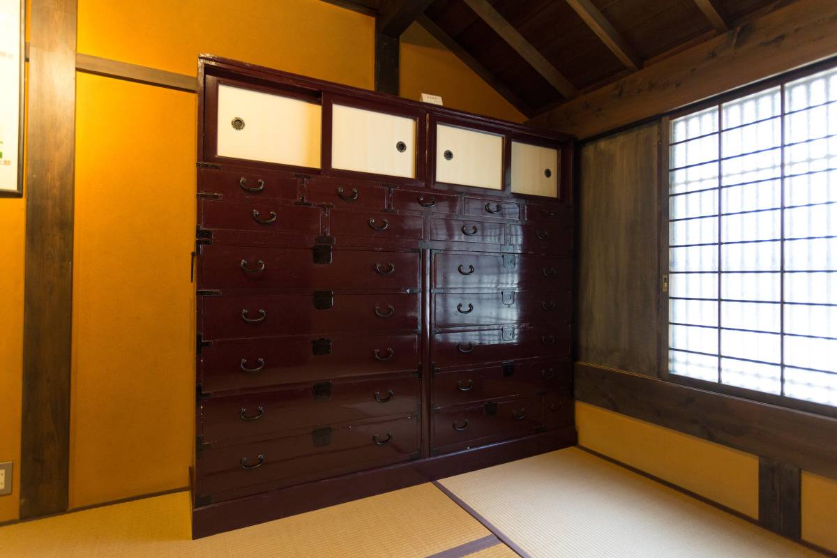 和室　出世運　下がる　背が高いタンス