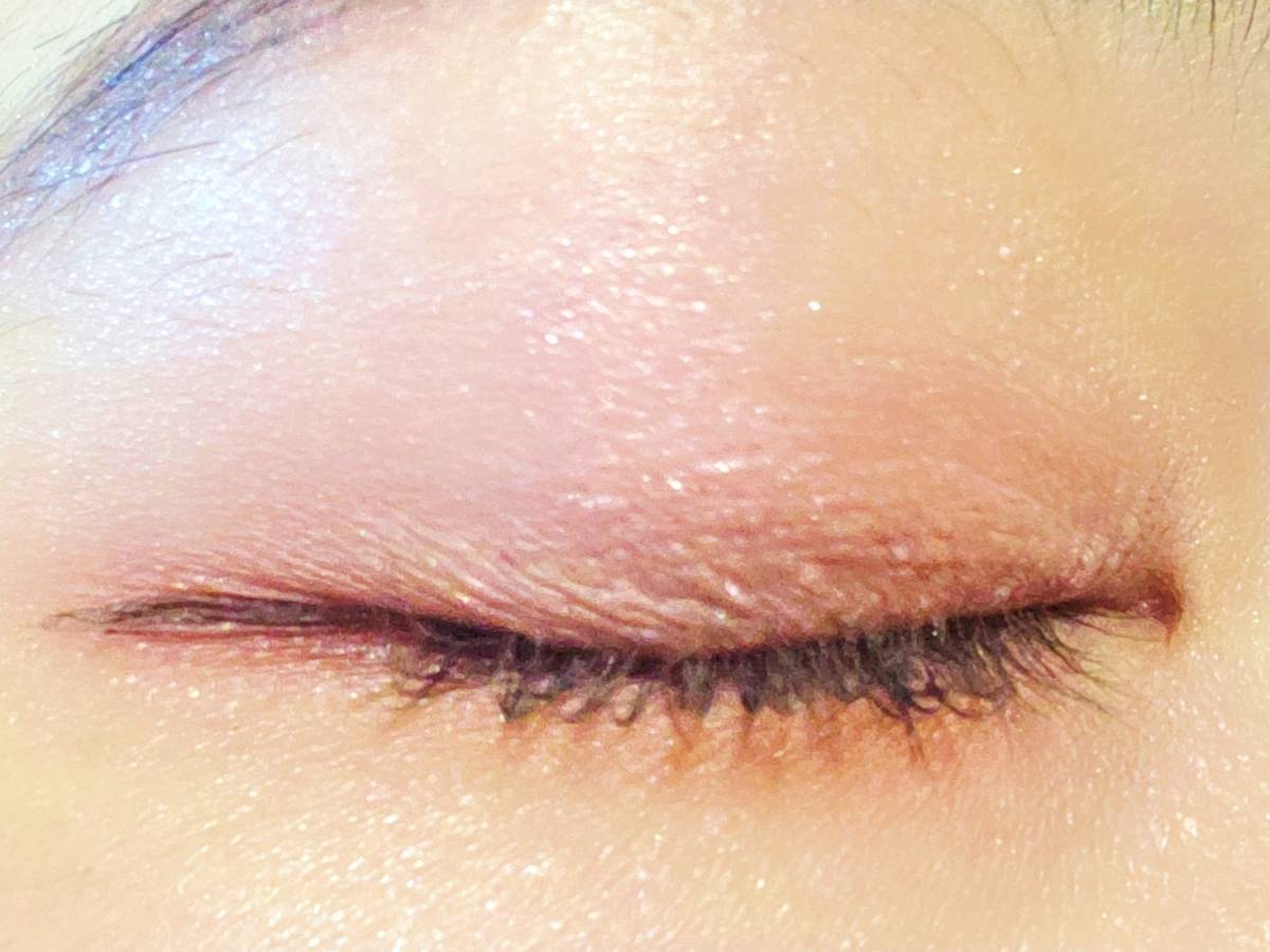 アイシャドウを塗った目元