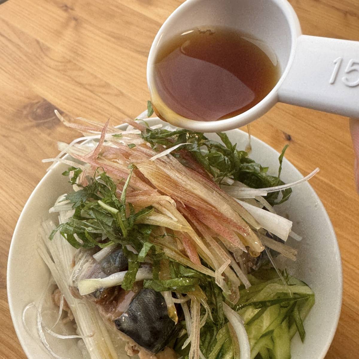 ヤマキ公式の「さば缶薬味丼」のレシピ