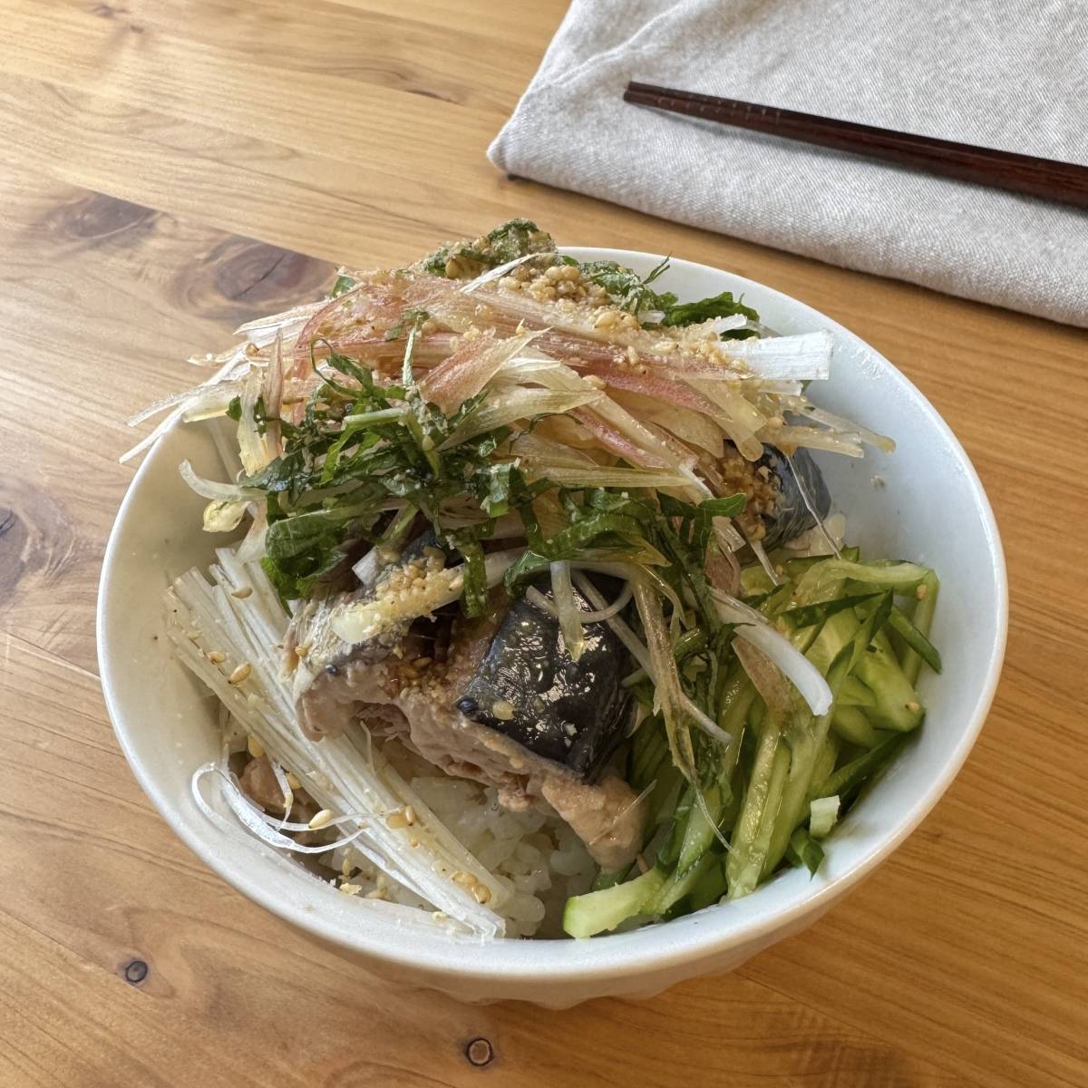 ヤマキ公式の「さば缶薬味丼」のレシピ