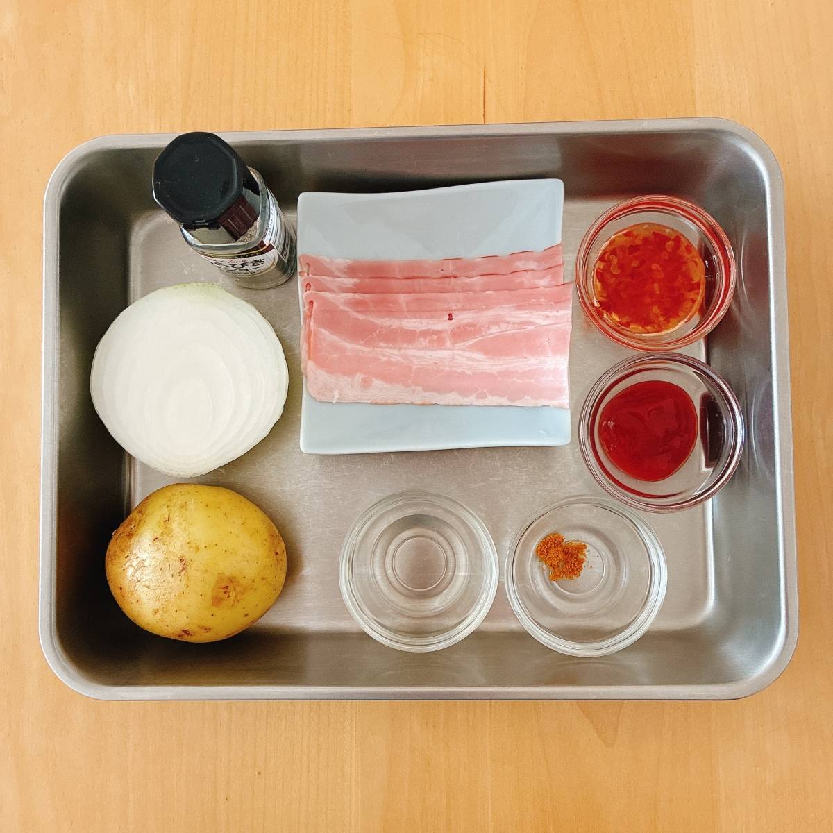 JAグループ公式の「じゃがいもと玉ねぎウインナーのチリケチャカレー炒め」のレシピ