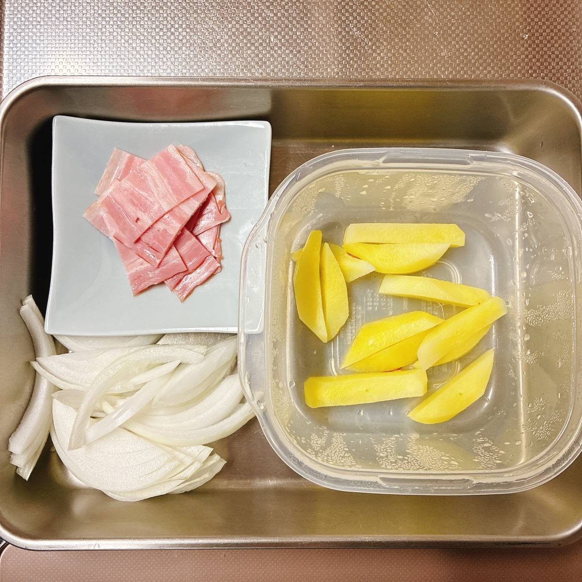 JAグループ公式の「じゃがいもと玉ねぎウインナーのチリケチャカレー炒め」のレシピ