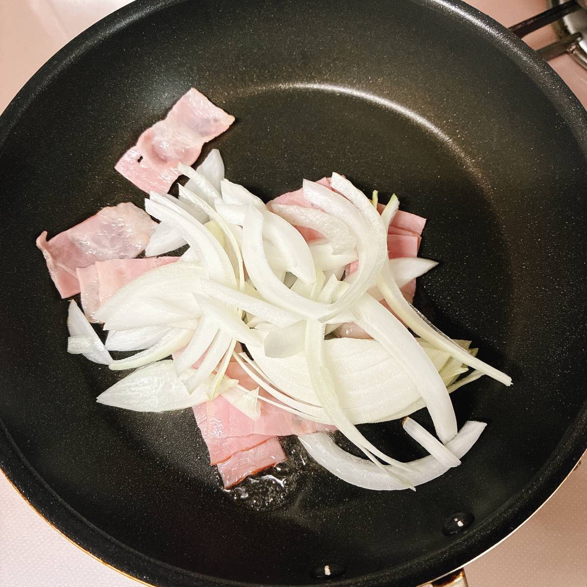 JAグループ公式の「じゃがいもと玉ねぎウインナーのチリケチャカレー炒め」のレシピ