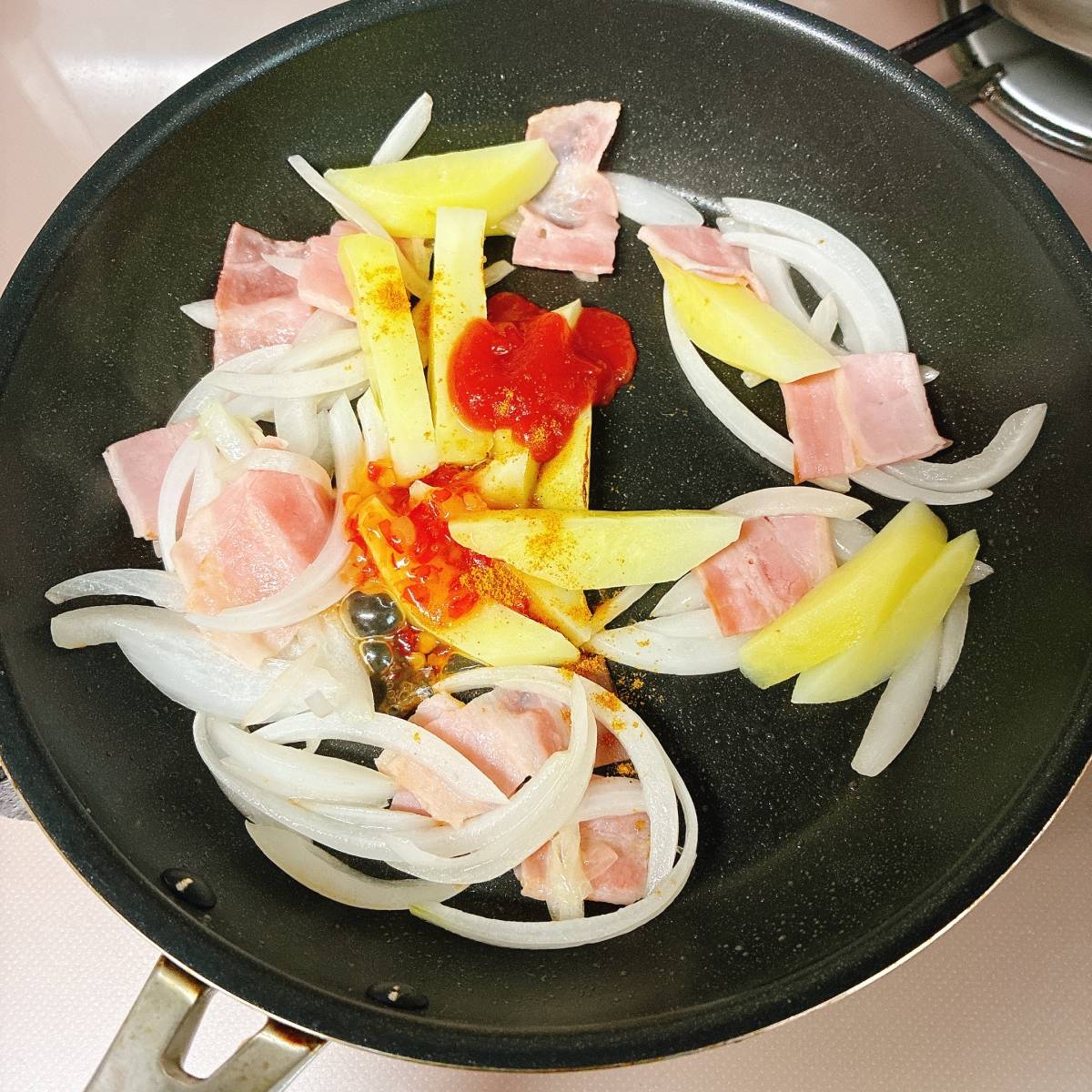 JAグループ公式の「じゃがいもと玉ねぎウインナーのチリケチャカレー炒め」のレシピ