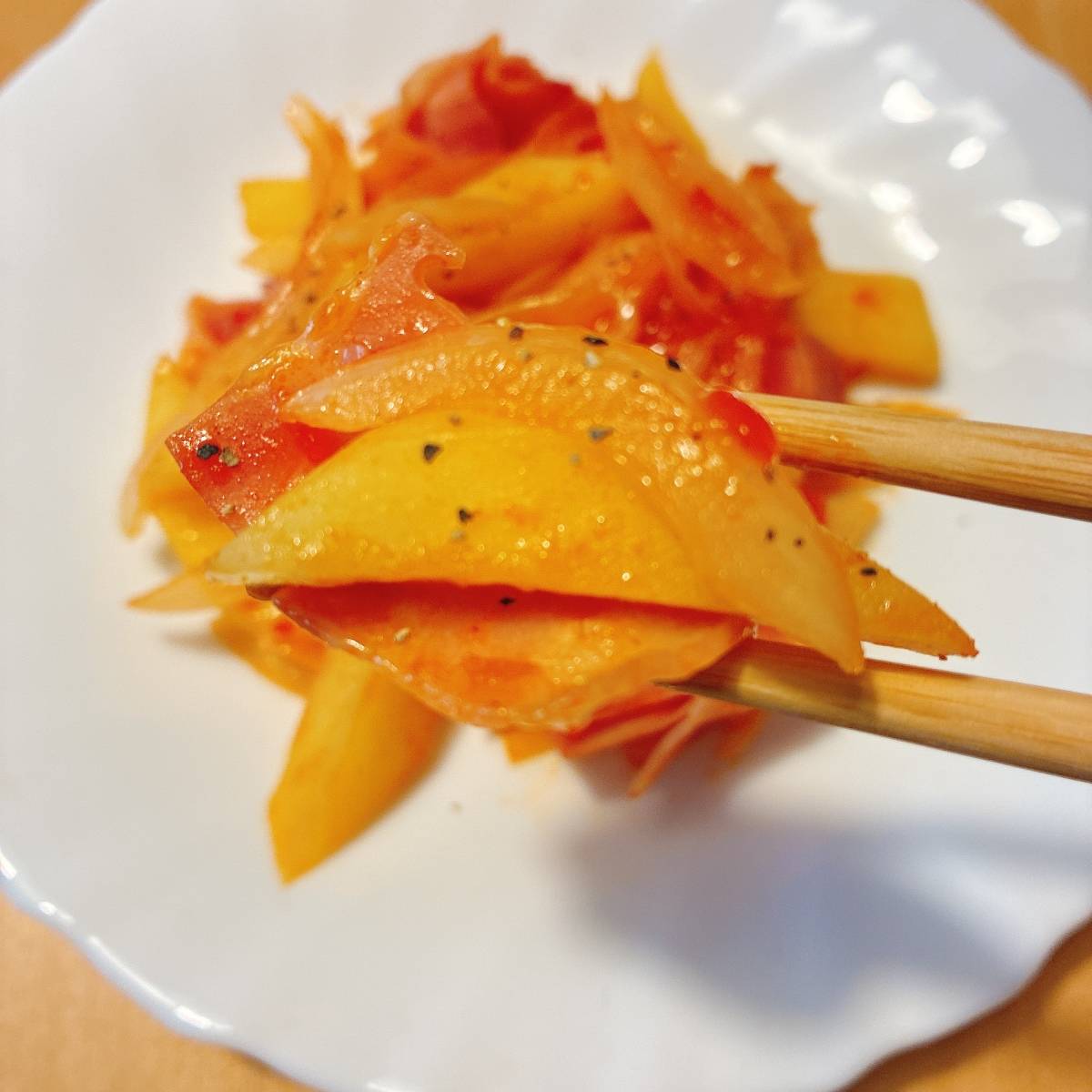 JAグループ公式の「じゃがいもと玉ねぎウインナーのチリケチャカレー炒め」のレシピ