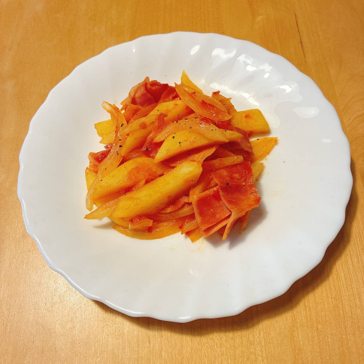 JAグループ公式の「じゃがいもと玉ねぎウインナーのチリケチャカレー炒め」のレシピ