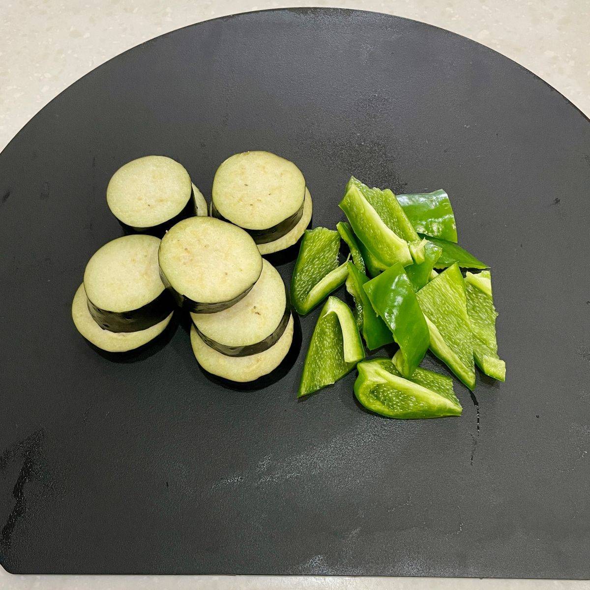 JAグループ公式の「ご飯が進む〜♪なすとピーマンの辛み味噌炒め」のレシピ