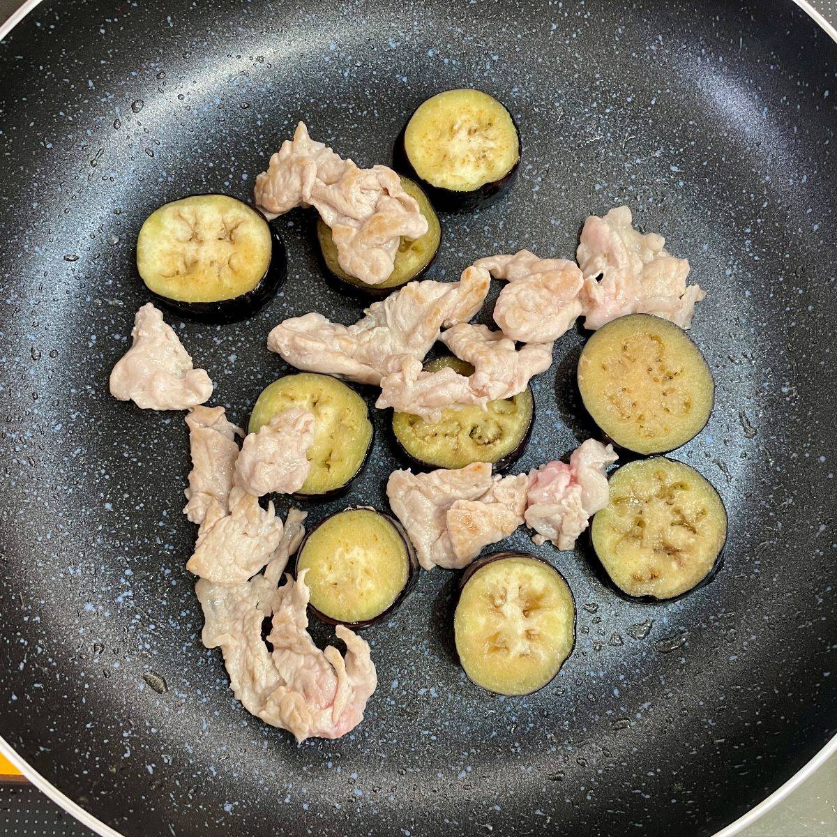 JAグループ公式の「ご飯が進む〜♪なすとピーマンの辛み味噌炒め」のレシピ