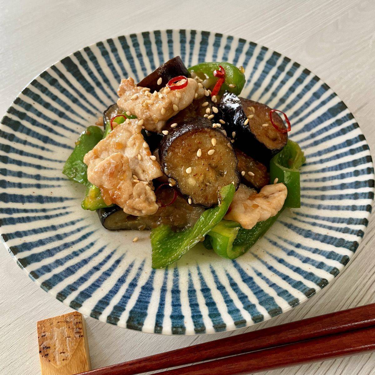 JAグループ公式の「ご飯が進む〜♪なすとピーマンの辛み味噌炒め」のレシピ