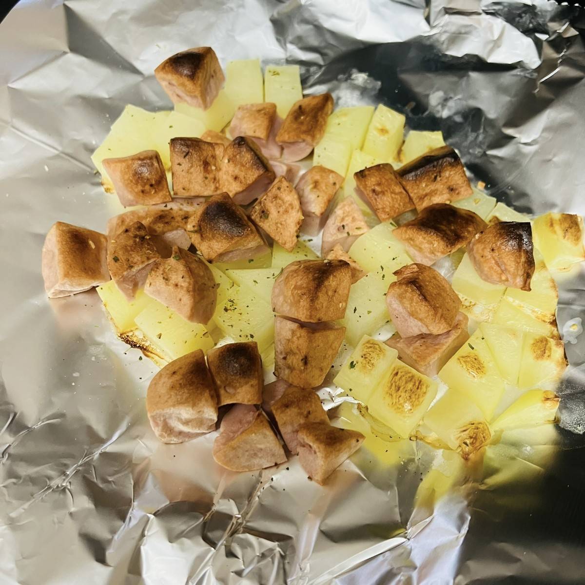 ヤマザキ公式の「新じゃがとソーセージのグリルサラダポケットサンド」のレシピ