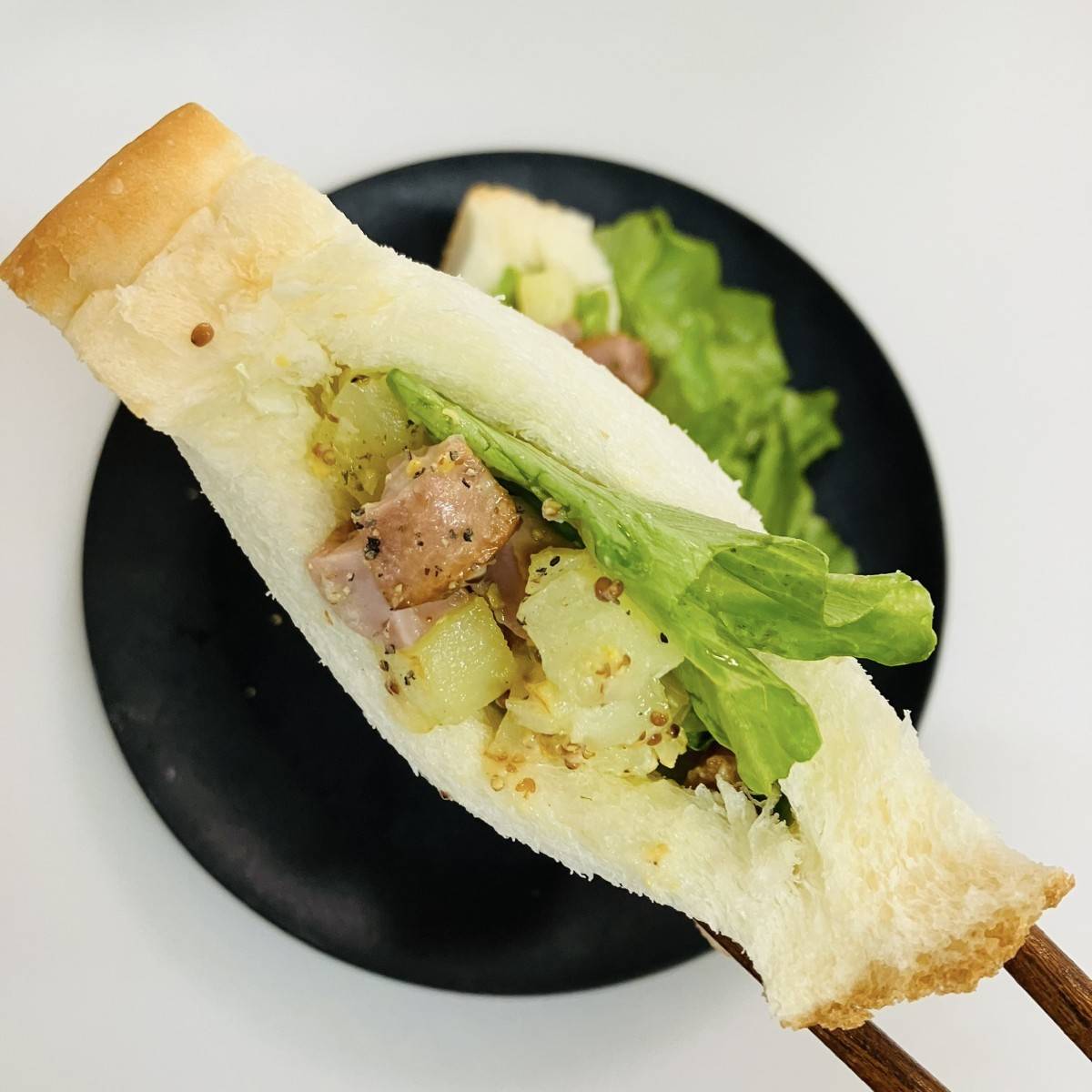 ヤマザキ公式の「新じゃがとソーセージのグリルサラダポケットサンド」のレシピ