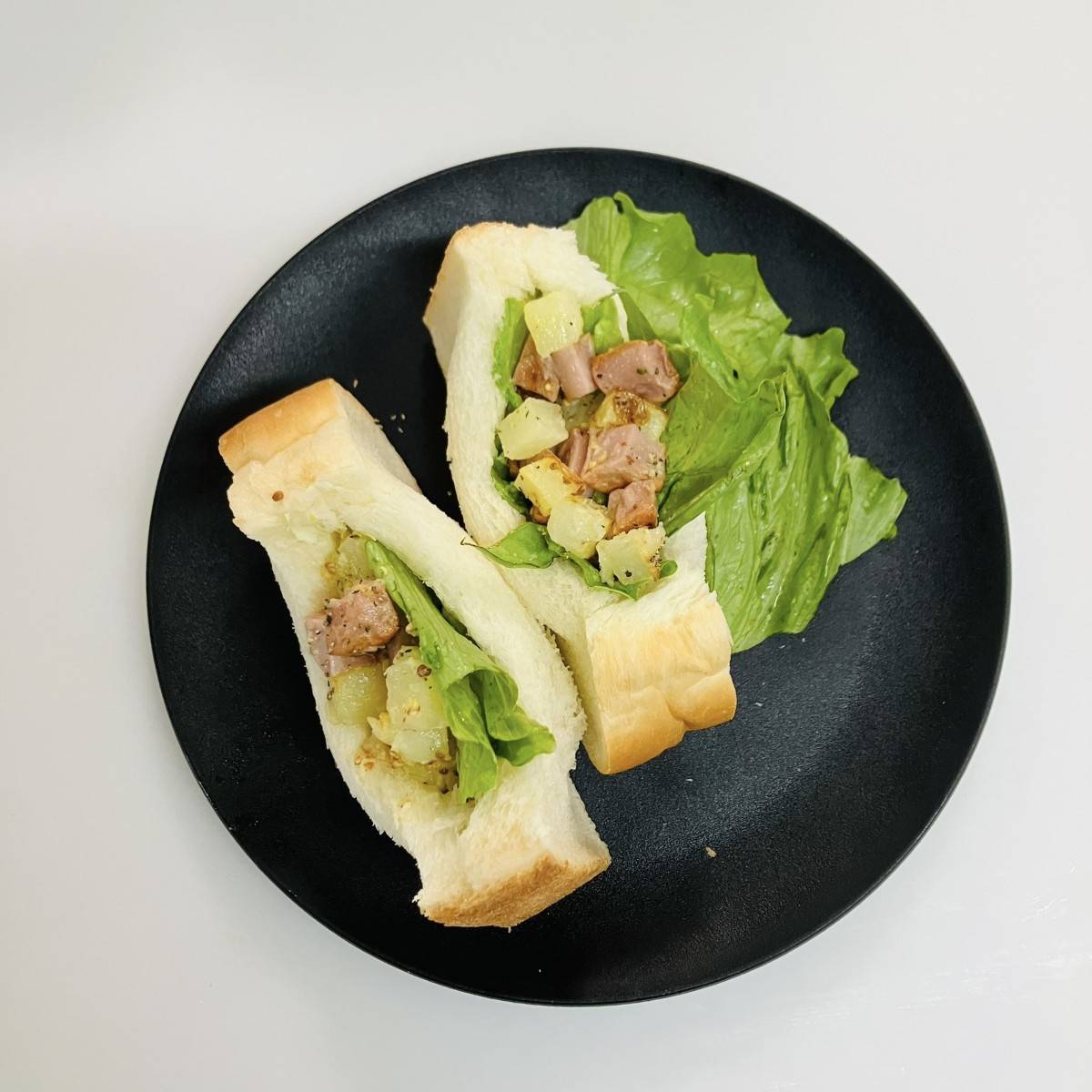 ヤマザキ公式の「新じゃがとソーセージのグリルサラダポケットサンド」のレシピ