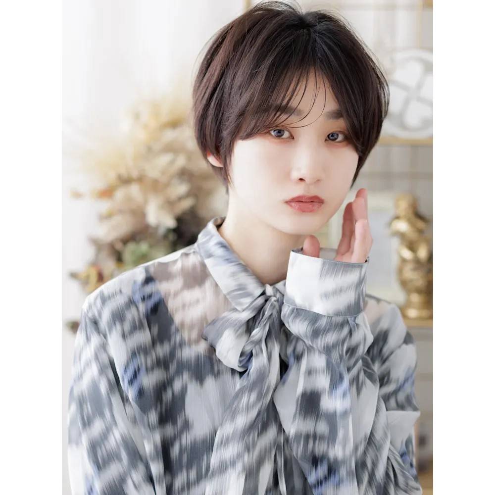 ナチュラルな小顔シャギーショート