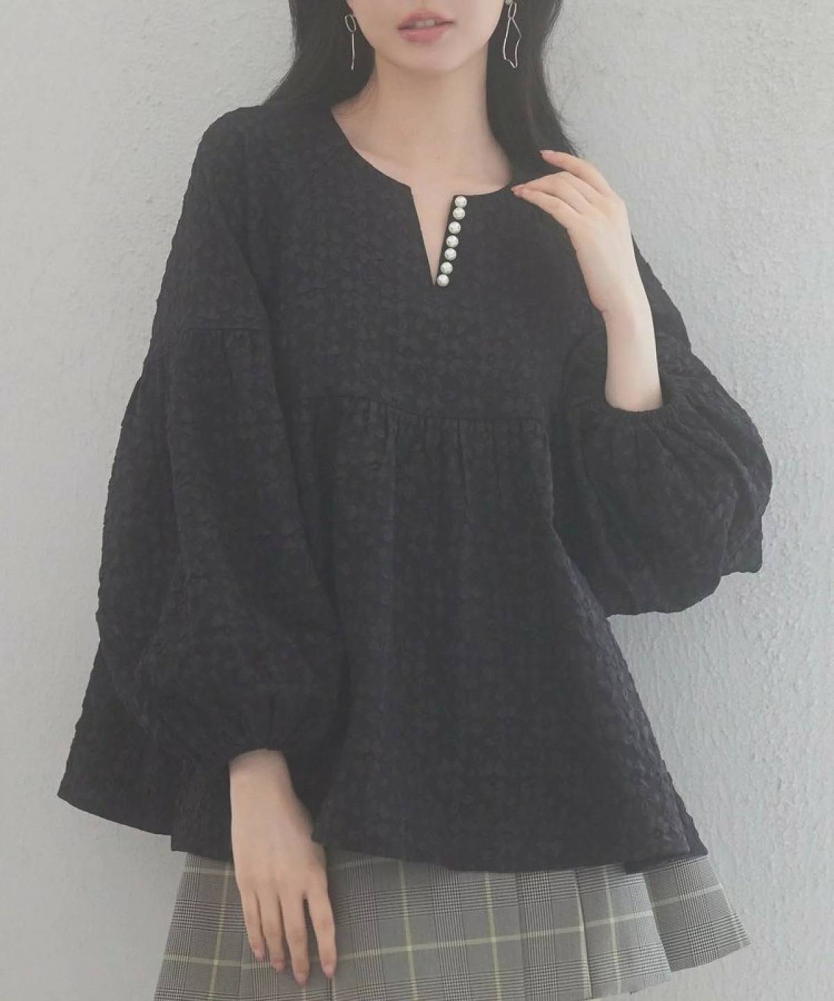 SAISON DE PAPILLON パール付きキーネックふんわりブラウス