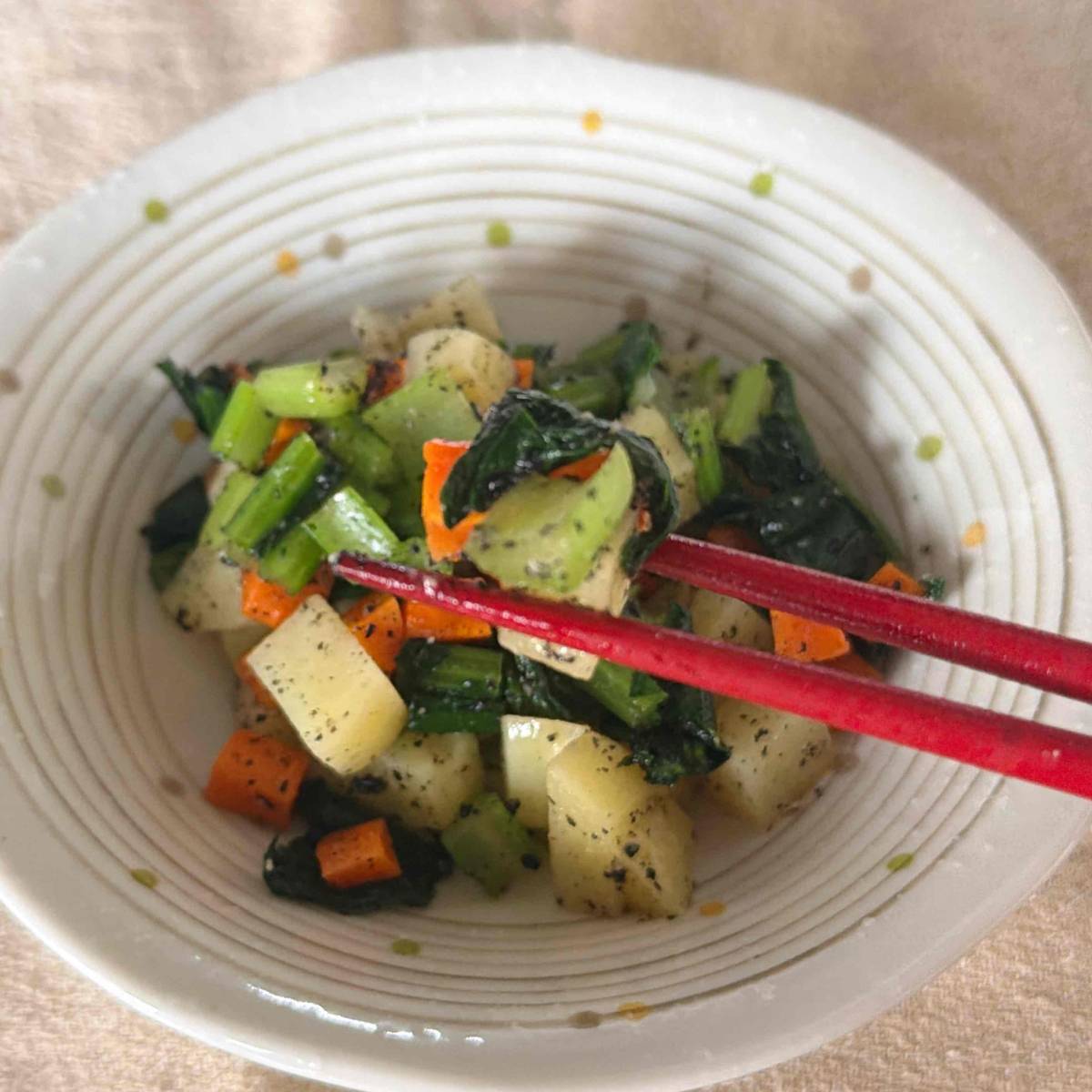 JAグループ公式の「甘くて美味しい！小松菜とじゃが芋のゴマ和え♪」のレシピ