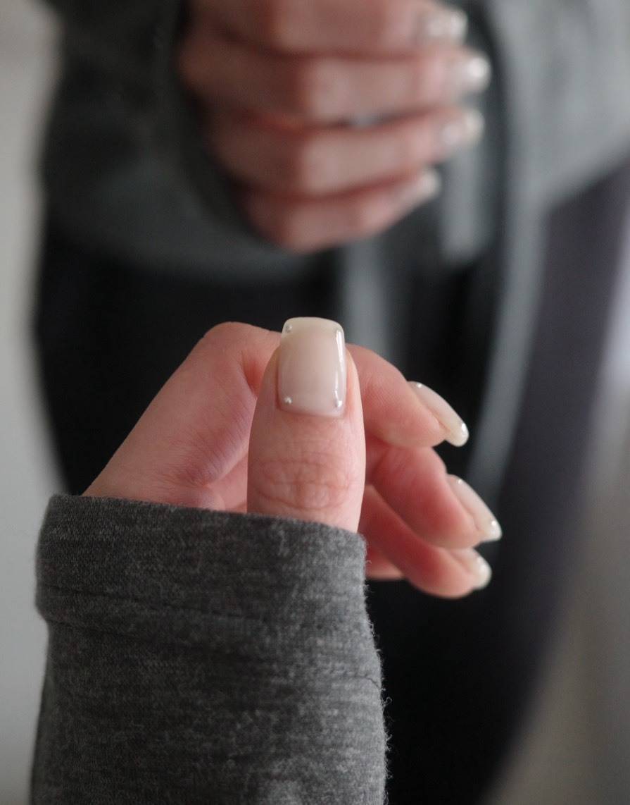 シンプルなシルバーパーツを添えたシアーな春ネイル