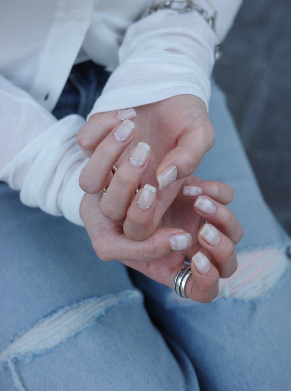 シンプルなシルバーパーツを添えたシアーな春ネイル