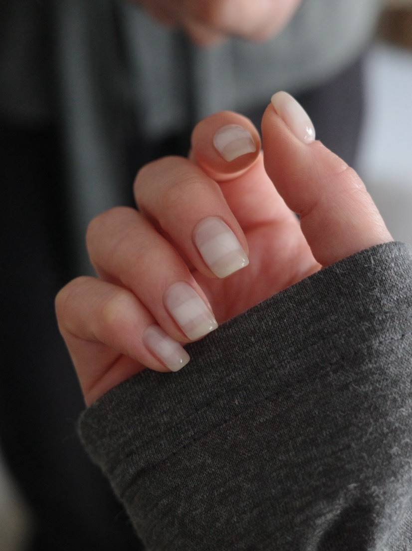 シンプルなシルバーパーツを添えたシアーな春ネイル