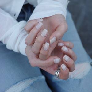 手元を春モードに。“シアーベース×シルバーアクセント”でつくる最旬ネイル